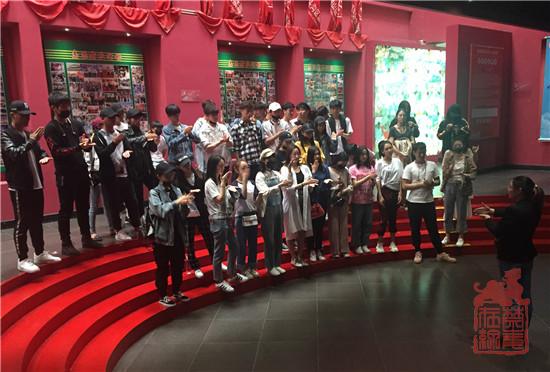 学院师生与基地工作人员互动交流.jpg