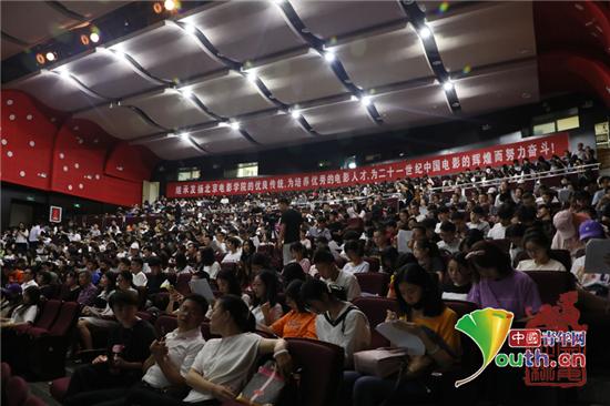 同学们聆听“青年之声”禁毒教育开学一堂课.png