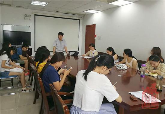 北师大李庆安教授为即将去戒毒所参加访谈的学生培训授课.jpg