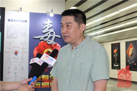 5图为北京市禁毒教育基地管理中心副主任、北京禁毒志愿者总队常务副总队长石建春在现场采访中呼吁广大民众关注禁毒、参与禁毒.jpg