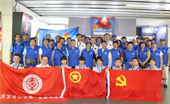 8图为地铁职工与地铁禁毒志愿服务队.jpg