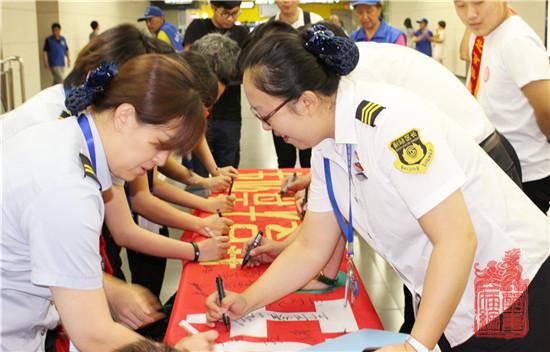 9图为地铁职工在禁毒条幅上签字.jpg