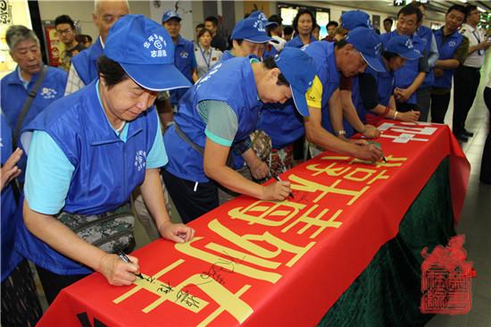 10图为活动现场禁毒签字环节.jpg