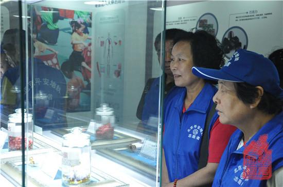 12图为参观展览的群众.jpg