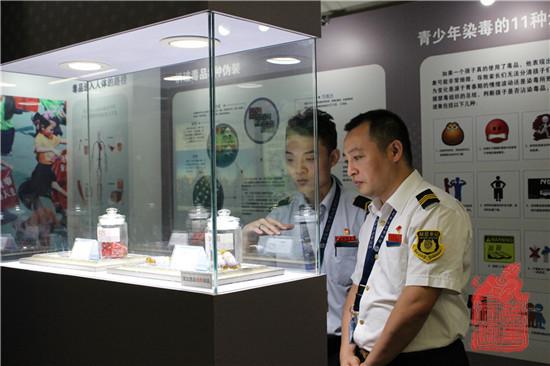 13图为地铁工作人员观看毒品仿真模型.jpg