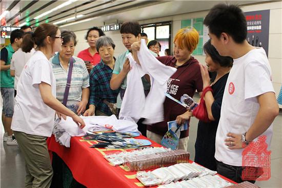 14图为活动现场向乘客发放禁毒宣传品.jpg