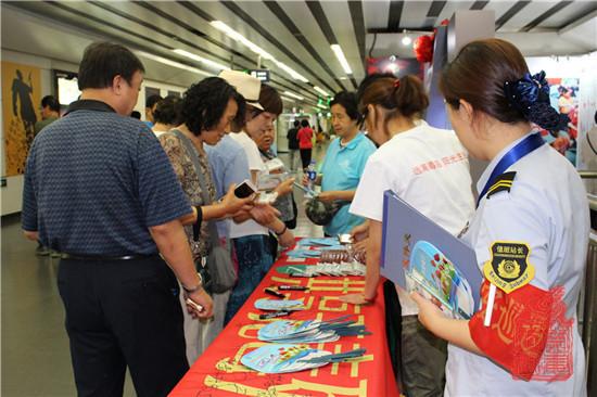 15图为禁毒宣传手册吸引了乘客驻足.jpg