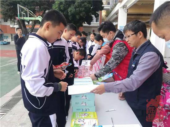 派发宣传折页.jpg