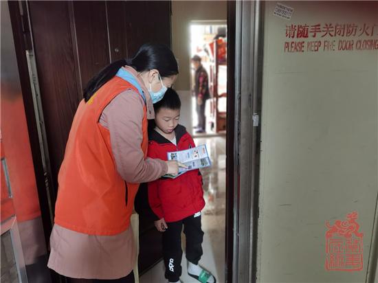 社工给小朋友讲解新型毒品“邮票”.jpg