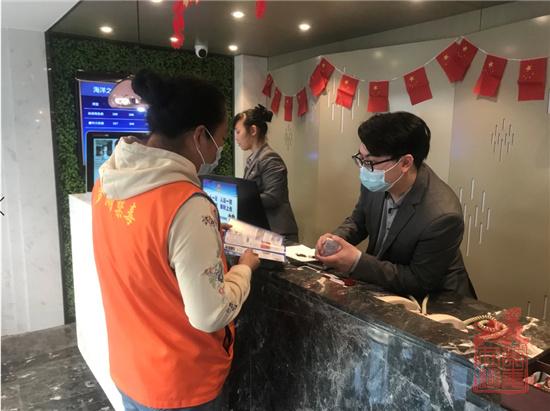 禁毒社工向酒店服务人员宣传禁毒知识及提醒防疫工作.jpg