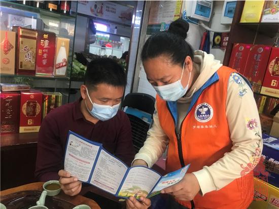 禁毒社工向商铺负责人讲解毒品危害.jpg