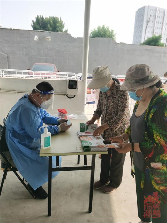 1655703678379.jpg 居民领取禁毒读本2.jpg