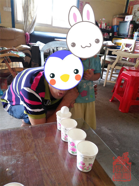 2图为康复学员周某与小女儿一起吹乒乓球
