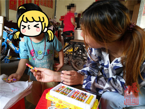 1图为社工与康复学员周某的小女儿一起绘画
