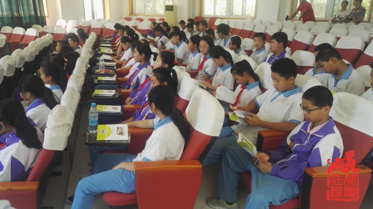 图为课堂中为学生分发禁毒宣传手册