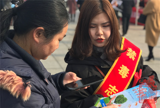 图为禁毒志愿者发放禁毒宣传页