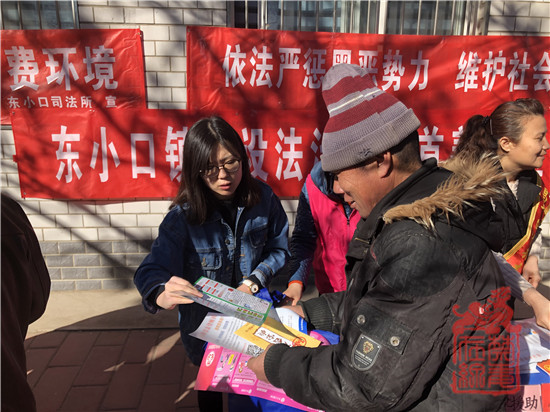 东小口镇禁毒社工邱海慈发放禁毒宣传资料