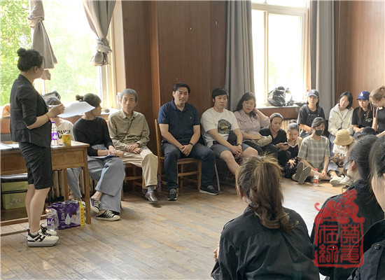 北京市禁毒教育基地曲晓光副主任、北京禁毒办协调指导处李轶凡处长、禁毒教育协会葛闻秘书长等到场观看并与师生交流