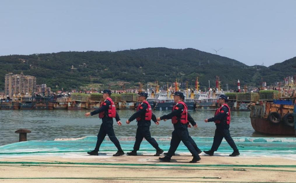 图为福州海警局在伏季休渔期间对港口三无船舶进行踏查