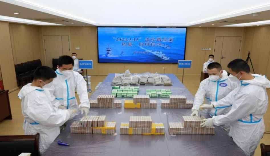 图为福建海警局对“2024.3.15”特大走私毒品案涉案毒品进行称量取样