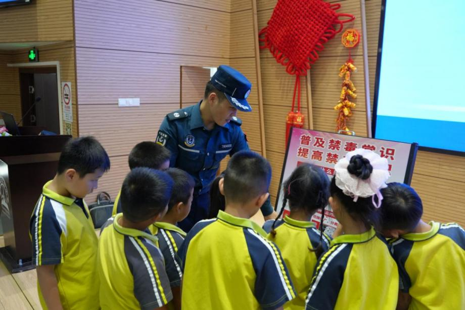 图为崇明海警局执法员前往崇明长兴小学开展禁毒讲座